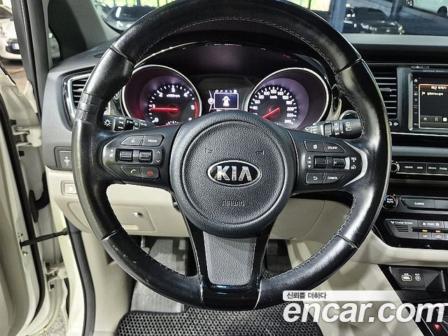 Kia Canival 2015 — photo 7
