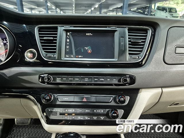 Kia Canival 2015 — photo 8