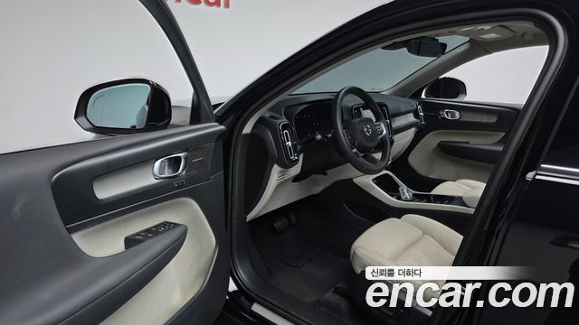 Volvo XC40 2023 — photo 13