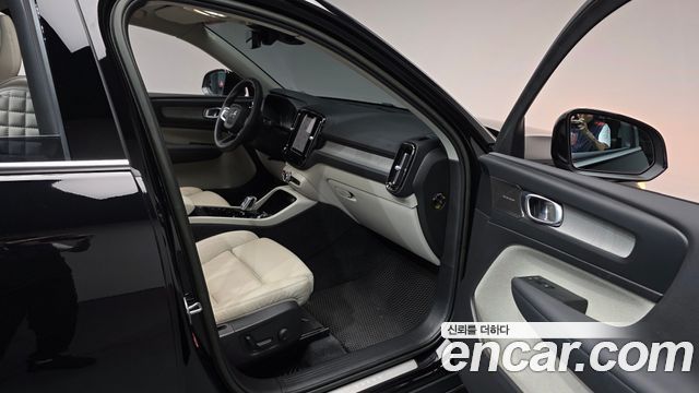 Volvo XC40 2023 — photo 17