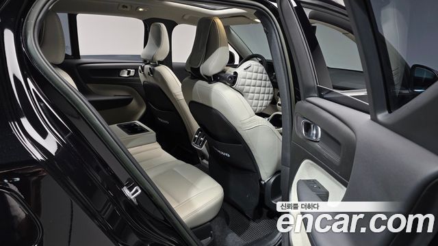 Volvo XC40 2023 — photo 18