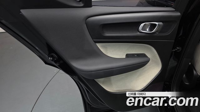 Volvo XC40 2023 — photo 15