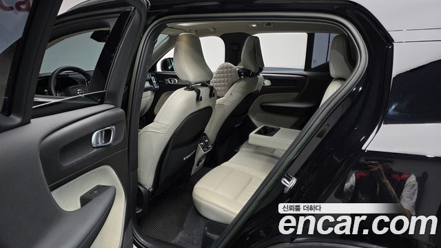 Volvo XC40 2023 — photo 16