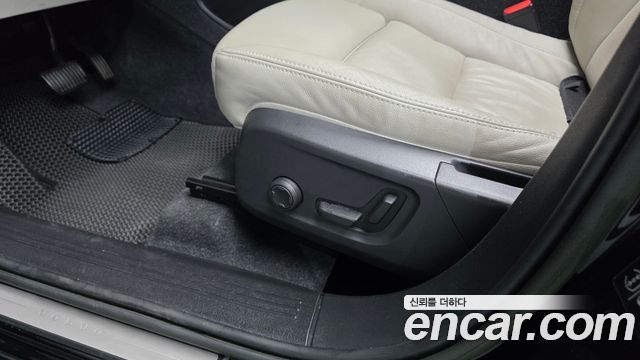 Volvo XC40 2023 — photo 28