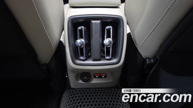 Volvo XC40 2023 — photo 34