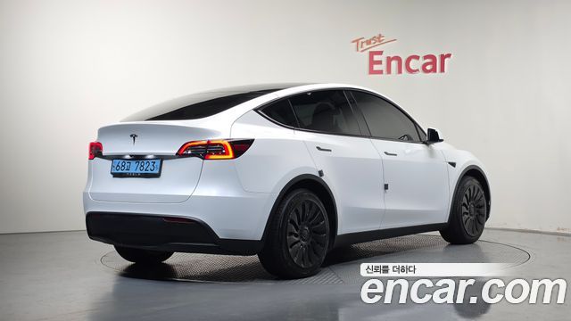 Tesla Model Y 2023 — photo 2