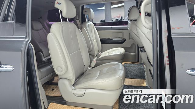 Kia Canival 2015 — photo 11