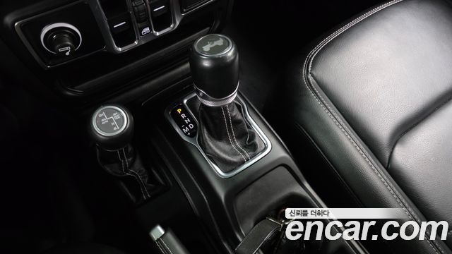 Jeep Wrangler 2021 — photo 12