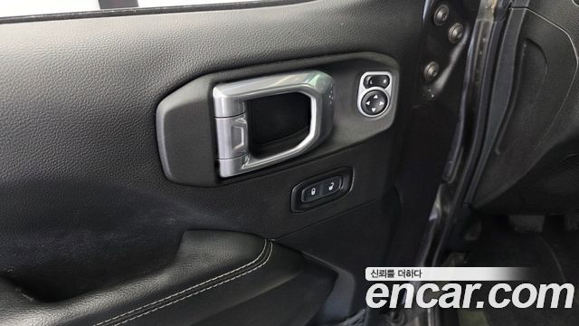Jeep Wrangler 2021 — photo 24