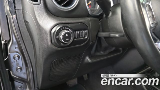 Jeep Wrangler 2021 — photo 26