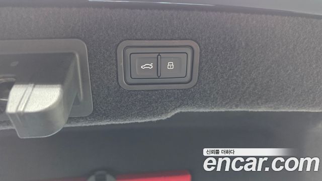 Audi A8 2021 — photo 35