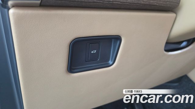 Land Rover Range Rover 2023 — photo 18