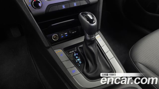 Hyundai AVANTE 2018 — photo 12