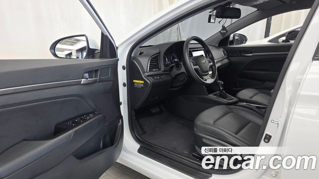 Hyundai AVANTE 2018 — photo 13