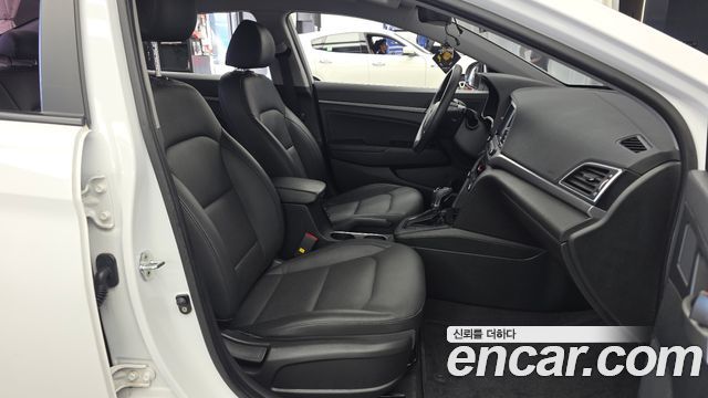 Hyundai AVANTE 2018 — photo 17