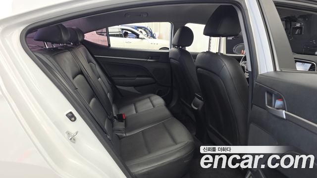 Hyundai AVANTE 2018 — photo 18
