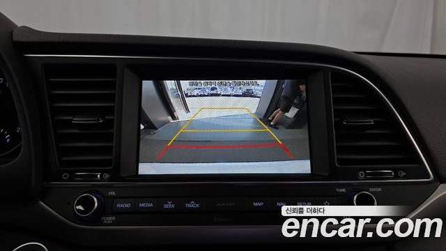 Hyundai AVANTE 2018 — photo 21