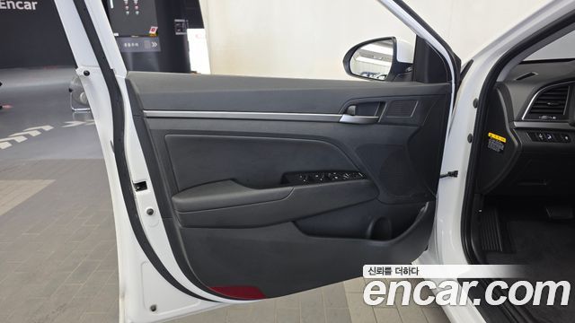 Hyundai AVANTE 2018 — photo 14