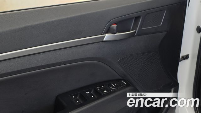 Hyundai AVANTE 2018 — photo 16