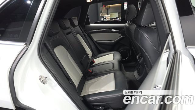 Audi SQ5 2015 — photo 18
