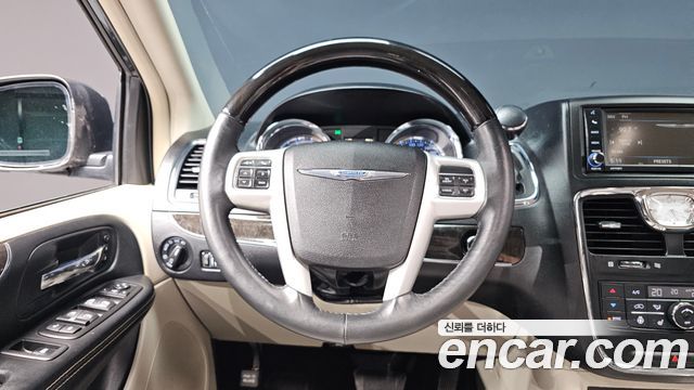 Chrysler Grand Voyager 2014 — photo 13