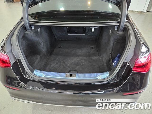 Mercedes-Benz S-Class 2023 — photo 17