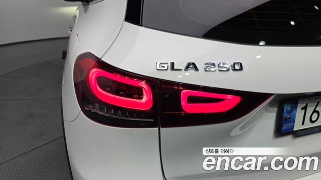 Mercedes-Benz GLA-Class 2020 — photo 9