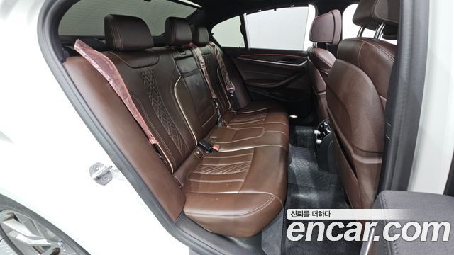 BMW 5-Series 2018 — photo 17