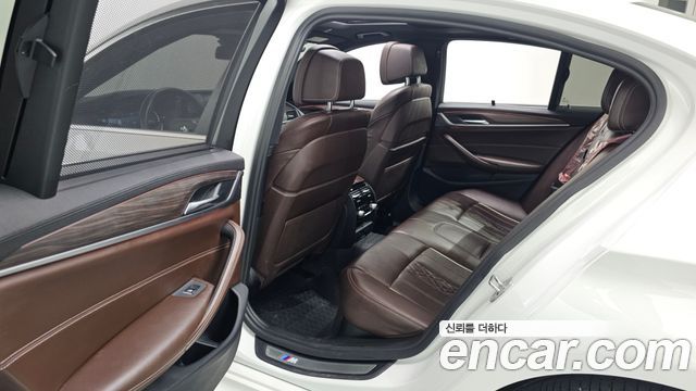 BMW 5-Series 2018 — photo 18