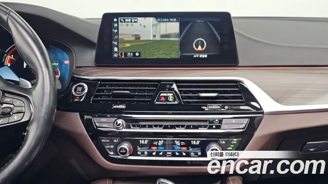 BMW 5-Series 2018 — photo 20