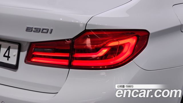 BMW 5-Series 2018 — photo 9