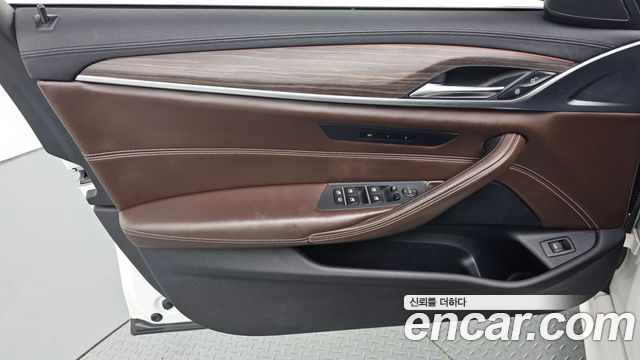 BMW 5-Series 2018 — photo 14