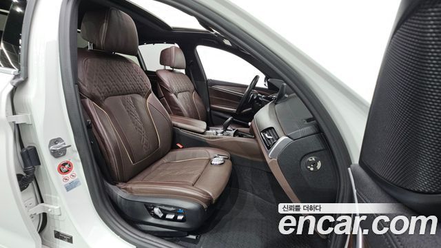 BMW 5-Series 2018 — photo 16