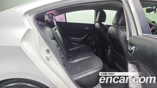 Kia K3 2015 — photo 18