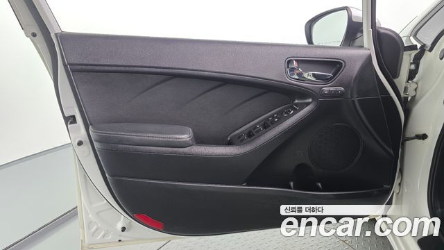 Kia K3 2015 — photo 14