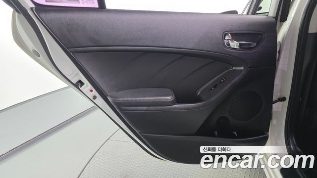 Kia K3 2015 — photo 15