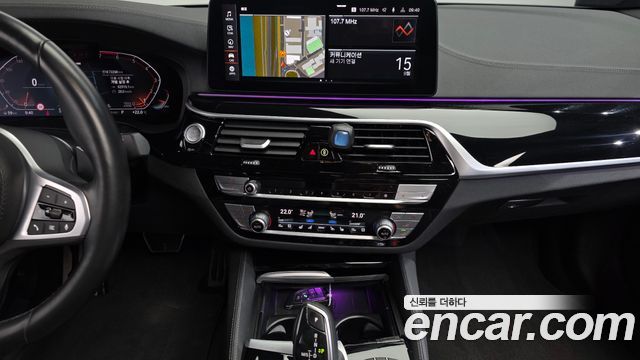 BMW 5-Series 2022 — photo 15