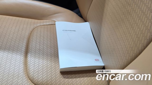 Kia Canival 2021 — photo 36