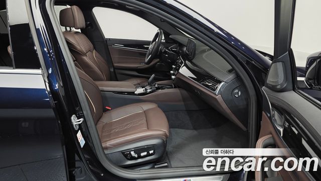 BMW 5-Series 2023 — photo 11