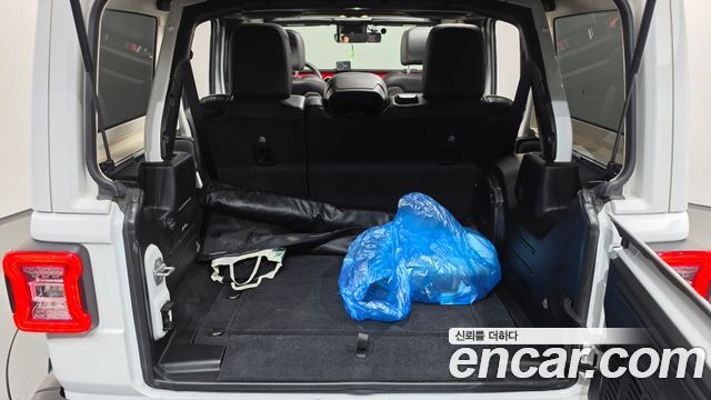Jeep Wrangler 2020 — photo 24