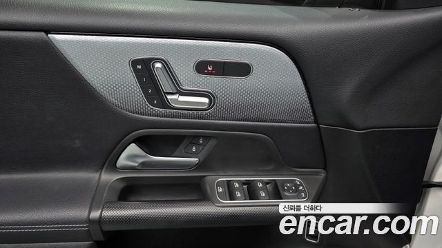 Mercedes-Benz GLB-Class 2021 — photo 20