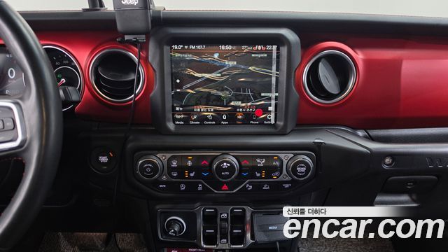 Jeep Wrangler 2022 — photo 18