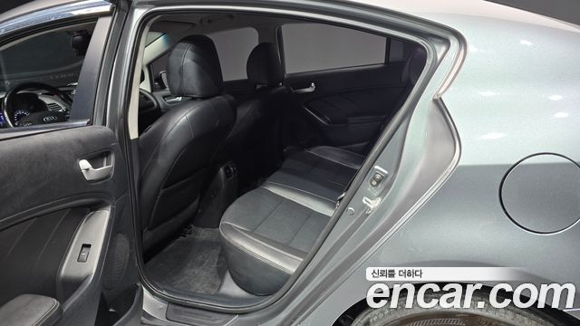 Kia K3 2015 — photo 17