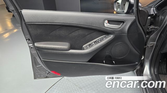 Kia K3 2015 — photo 14