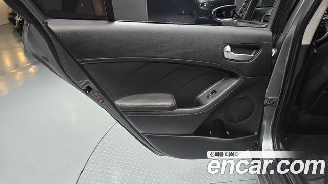 Kia K3 2015 — photo 15