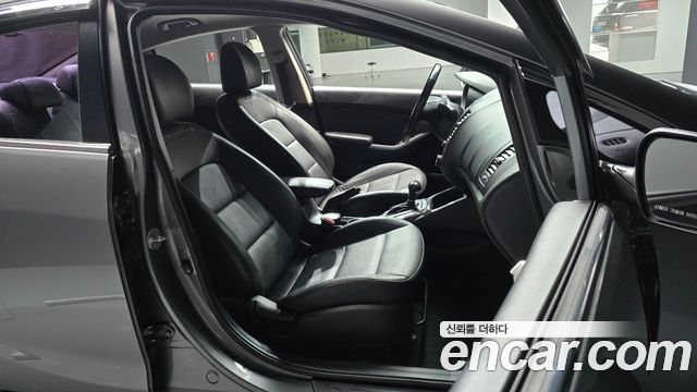 Kia K3 2015 — photo 16