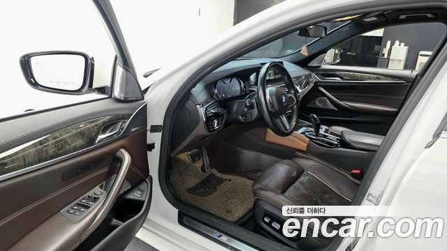 BMW 5-Series 2018 — photo 10