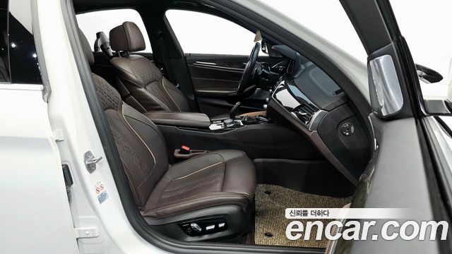 BMW 5-Series 2018 — photo 11
