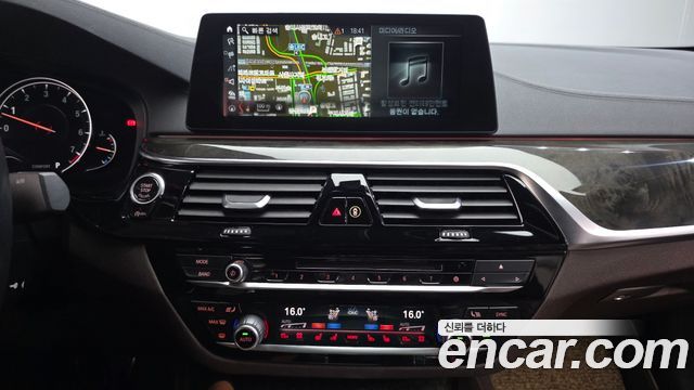 BMW 5-Series 2018 — photo 14