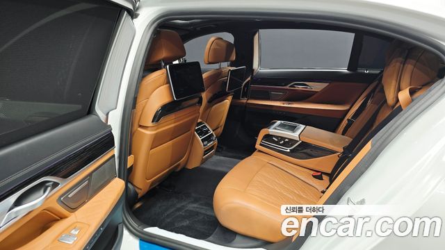 BMW 7-Series 2021 — photo 11
